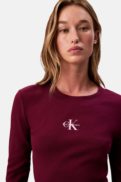 Bordeaux T-shirt met lange mouwen van Calvin Klein met merklogo in lichtroze.