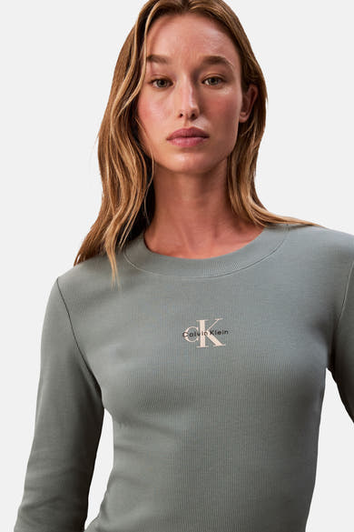 Groen T-shirt met lange mouwen van Calvin Klein, in ribgebreide stof met logo op de borst.