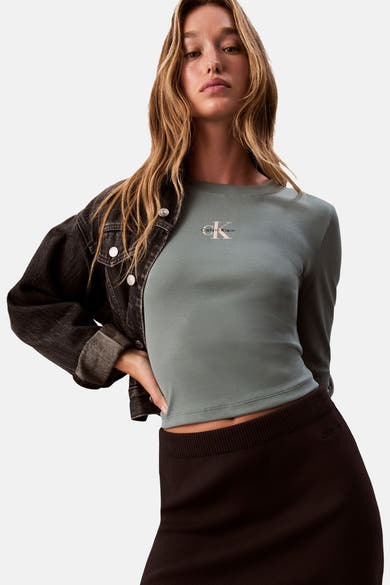 Calvin Klein groene lange mouw T-shirt, in ribbenstof, gedragen met een zwarte jeansjacket.