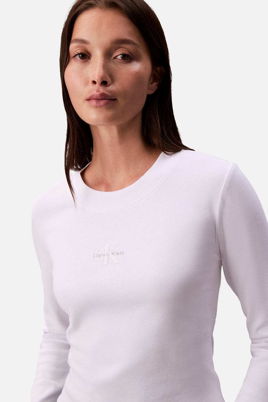 Top met lange mouwen wit van Calvin Klein, in fijne ribgebreide stof, gedragen door een model.