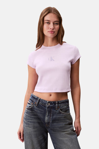 Paars T-shirt met korte mouwen van Calvin Klein, in geribde stof, gedragen met een low-rise spijkerbroek.