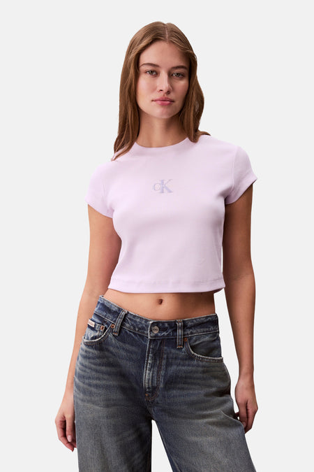 T-shirt violet à manches courtes de Calvin Klein, porté avec un jean taille basse délavé.