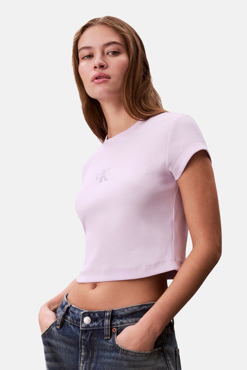 T-shirt violet à manches courtes de Calvin Klein, en tissu côtelé, porté avec un jean taille basse.