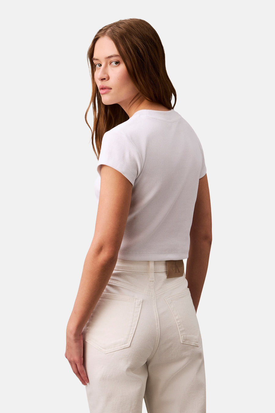 Wit T-shirt met korte mouwen van Calvin Klein, in geribbelde stof, gedragen met een high-waisted jeans.