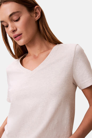 Beige T-shirt met korte mouwen van Calvin Klein, met een eenvoudige V-hals en een discreet logo.