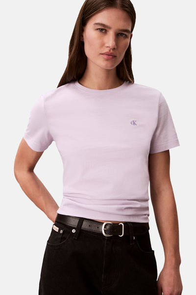 T-shirt mauve à manches courtes de Calvin Klein, porté avec un jean noir et une ceinture en cuir.
