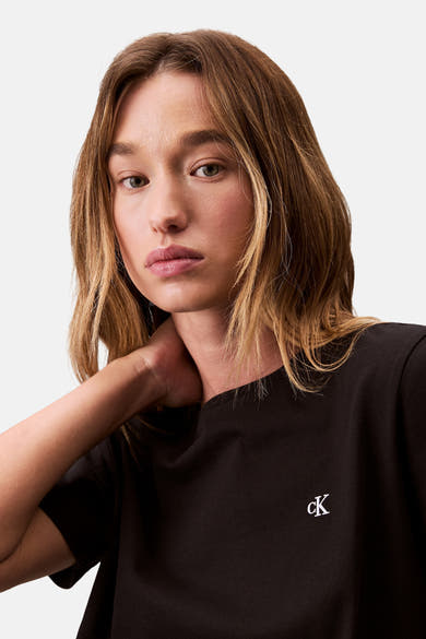 Zwart T-shirt met korte mouwen van Calvin Klein, met geborduurd logo op de voorkant.