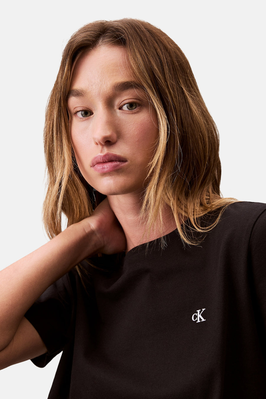 Zwart T-shirt met korte mouwen van Calvin Klein, met geborduurd logo op de voorkant.