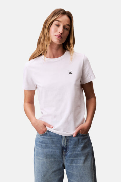 Wit T-shirt met korte mouwen van Calvin Klein gedragen met een wijde blauwe jeans.
