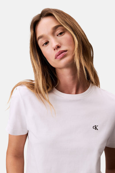 Wit T-shirt met korte mouwen van Calvin Klein, met het geborduurde "cK"-logo op de borst.