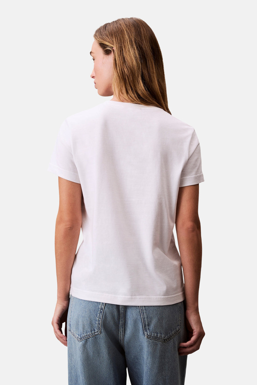 Wit T-shirt met korte mouwen van Calvin Klein, achterkant, gedragen met een blauwe spijkerbroek.