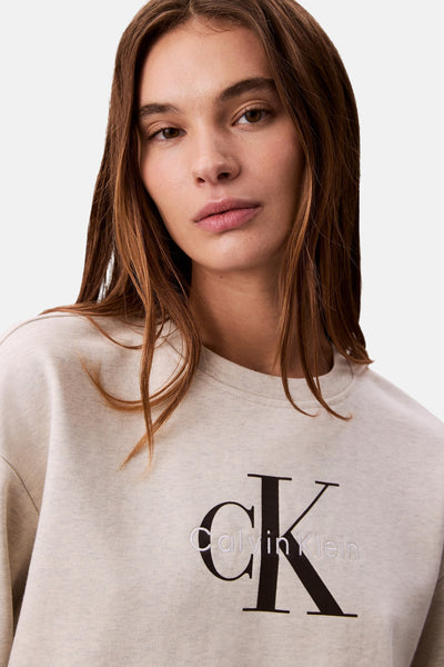 Beige ronde hals sweatshirt van Calvin Klein, met logo op de voorkant.