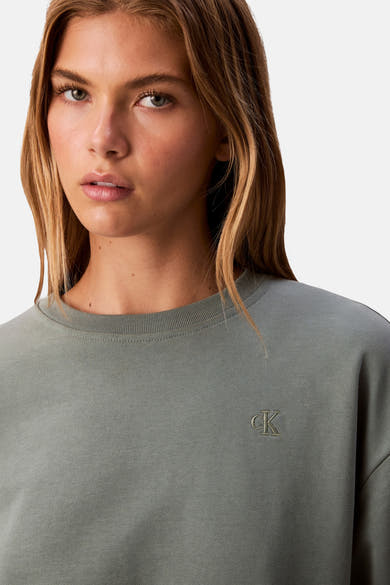 Sweat-shirt vert de Calvin Klein, avec logo CK discret sur le devant.
