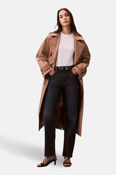 Rechte donkerblauwe spijkerbroek van Calvin Klein, met contrasterende stiksels en leren patch.