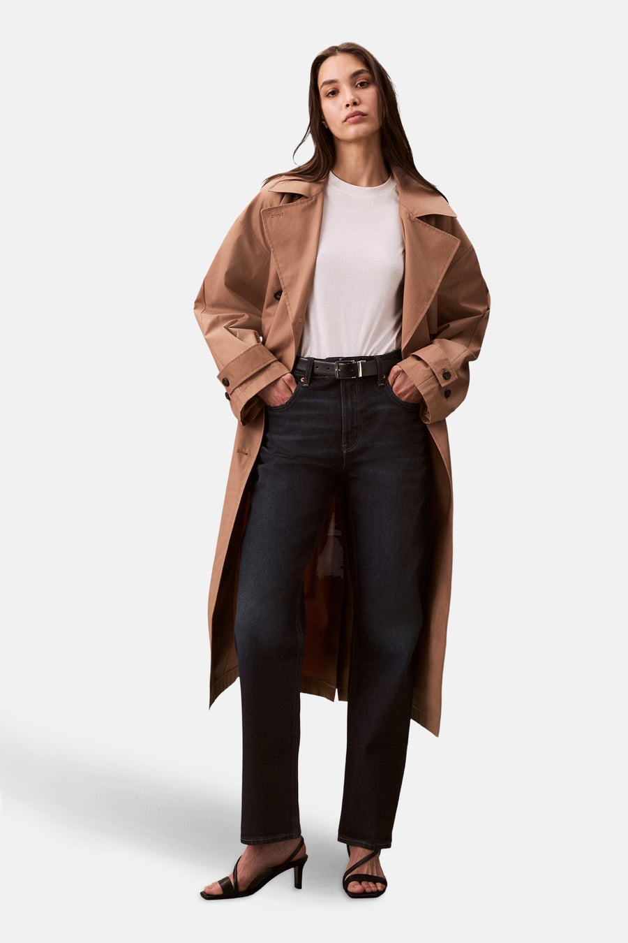 Rechte donkerblauwe spijkerbroek van Calvin Klein, met contrasterende stiksels en leren patch.