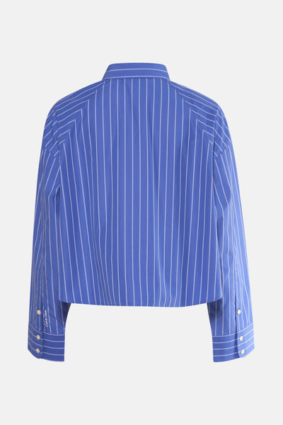 Chemise bleue à rayures de Calvin Klein, avec manches longues et logo discret sur la manche, vue de dos.
