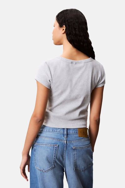 T-shirt à manches courtes gris de Calvin Klein, porté avec un jean bleu taille haute.