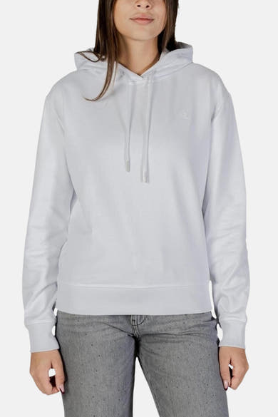 Sweat à capuche blanc de Calvin Klein, avec cordon de serrage et logo discret sur le devant, porté avec un jean gris.
