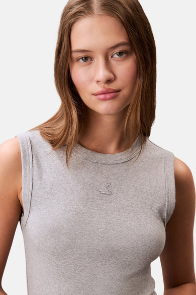 Débardeur gris de Calvin Klein avec un logo discret sur le devant.