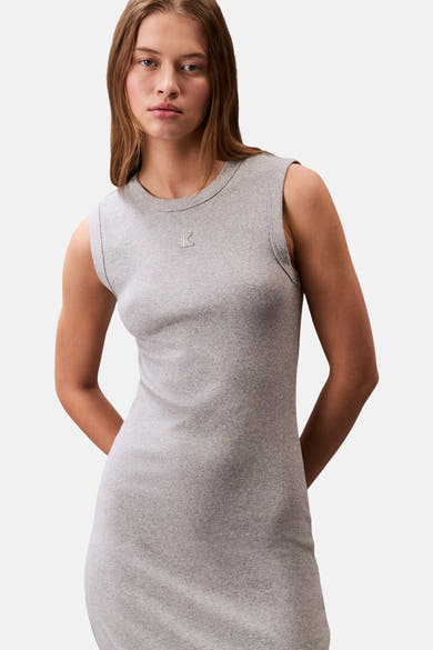Robe grise par Calvin Klein, coupe moulante, longueur au genou, en jersey, avec logo discret.