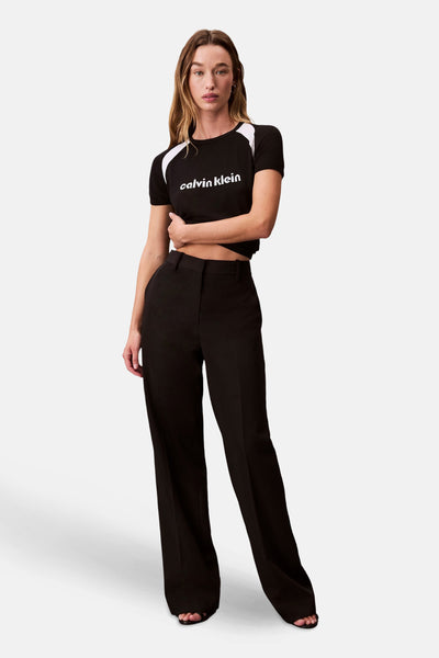 T-shirt à manches courtes noir de Calvin Klein avec logo blanc sur le devant et rayures blanches sur les épaules.