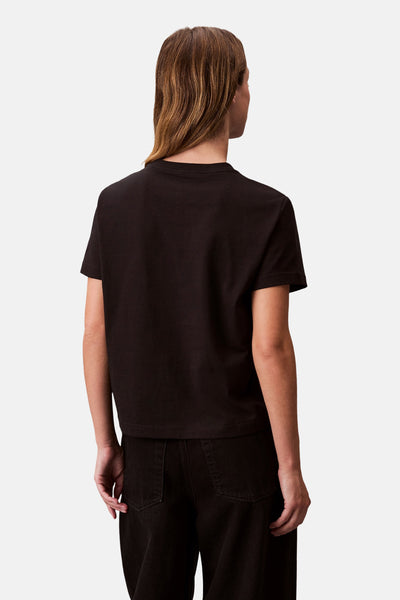 T-shirt noir à manches courtes de Calvin Klein, vue de dos, porté avec un jean noir.