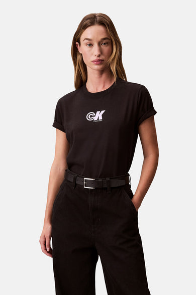 T-shirt noir à manches courtes de Calvin Klein, porté avec un pantalon noir taille haute et une ceinture en cuir.