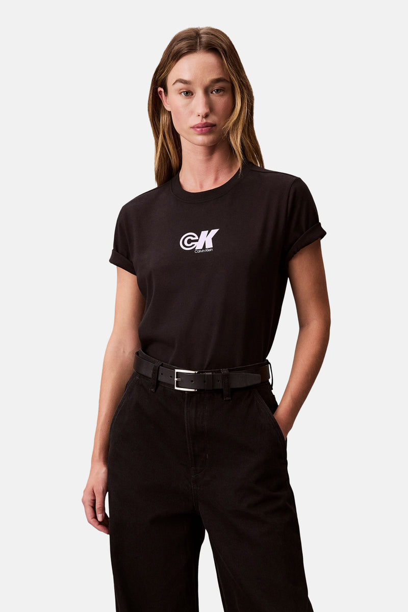 T-shirt noir à manches courtes de Calvin Klein, porté avec un pantalon noir taille haute et une ceinture en cuir.