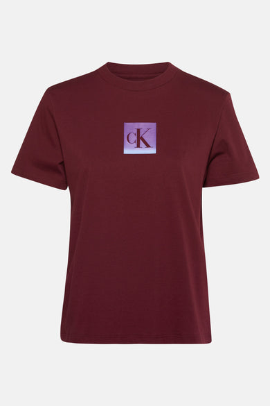 T-shirt rouge à manches courtes de Calvin Klein, avec un logo carré sur le devant.
