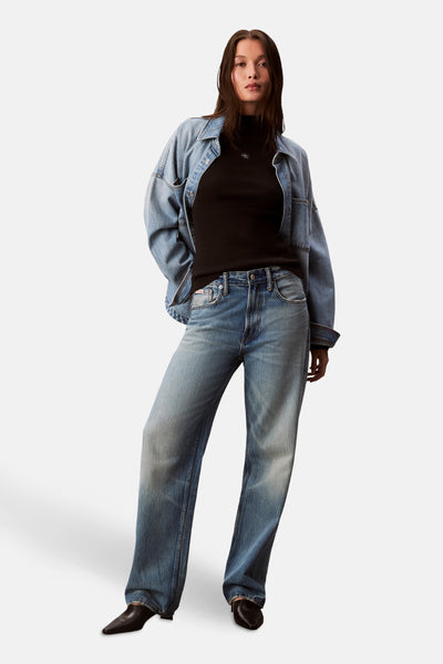 Zwart T-shirt met lange mouwen van Calvin Klein, gedragen onder een blauwe spijkerjas.