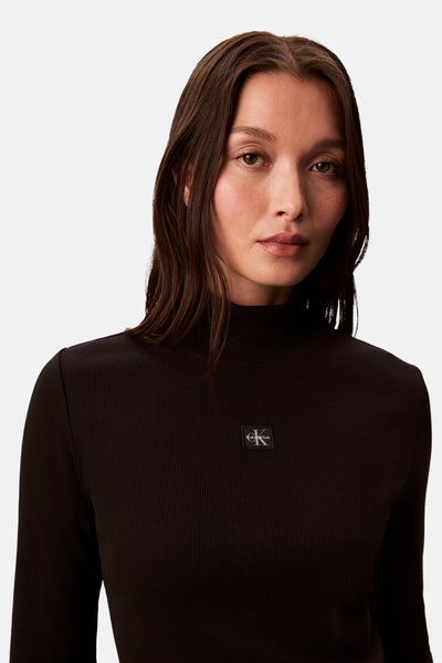 Zwart T-shirt met lange mouwen van Calvin Klein, geribd met een vierkant logo op de borst.