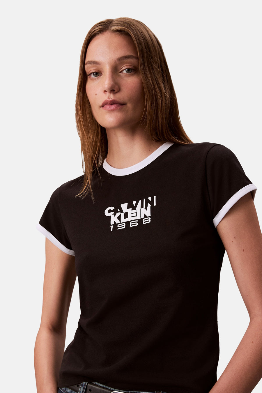 Effencourt zwart T-shirt met korte mouwen van Calvin Klein met witte bies bij de kraag.