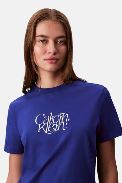 Blauw T-shirt met korte mouwen van Calvin Klein met wit logo op de voorkant.