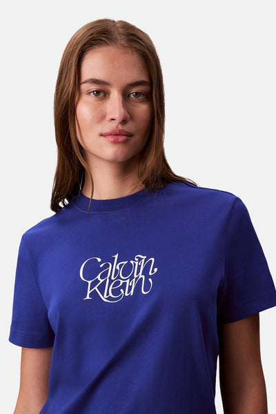 Blauw T-shirt met korte mouwen van Calvin Klein met wit logo op de voorkant.