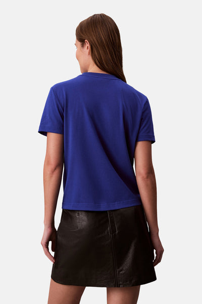 Blauw T-shirt met korte mouwen van Calvin Klein, gedragen met een zwarte leren rok, van achteren gezien.