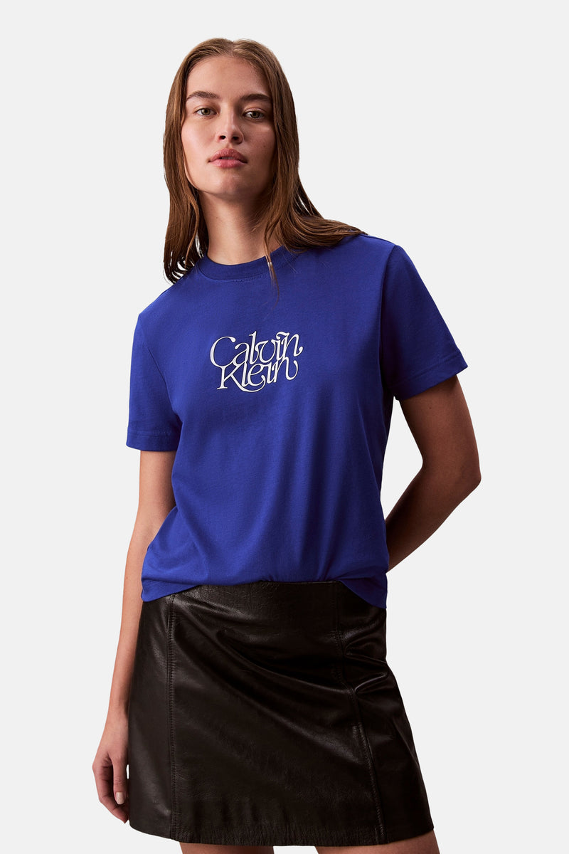 Blauw T-shirt met korte mouwen van Calvin Klein, gedragen met een zwarte leren rok.