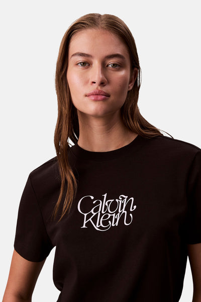 Zwart T-shirt met korte mouwen van Calvin Klein met wit kalligrafisch logo op de voorkant.