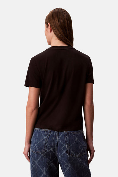 Zwart T-shirt met korte mouwen van Calvin Klein, gedragen met een ruitpatroon spijkerbroek, achtergezicht.