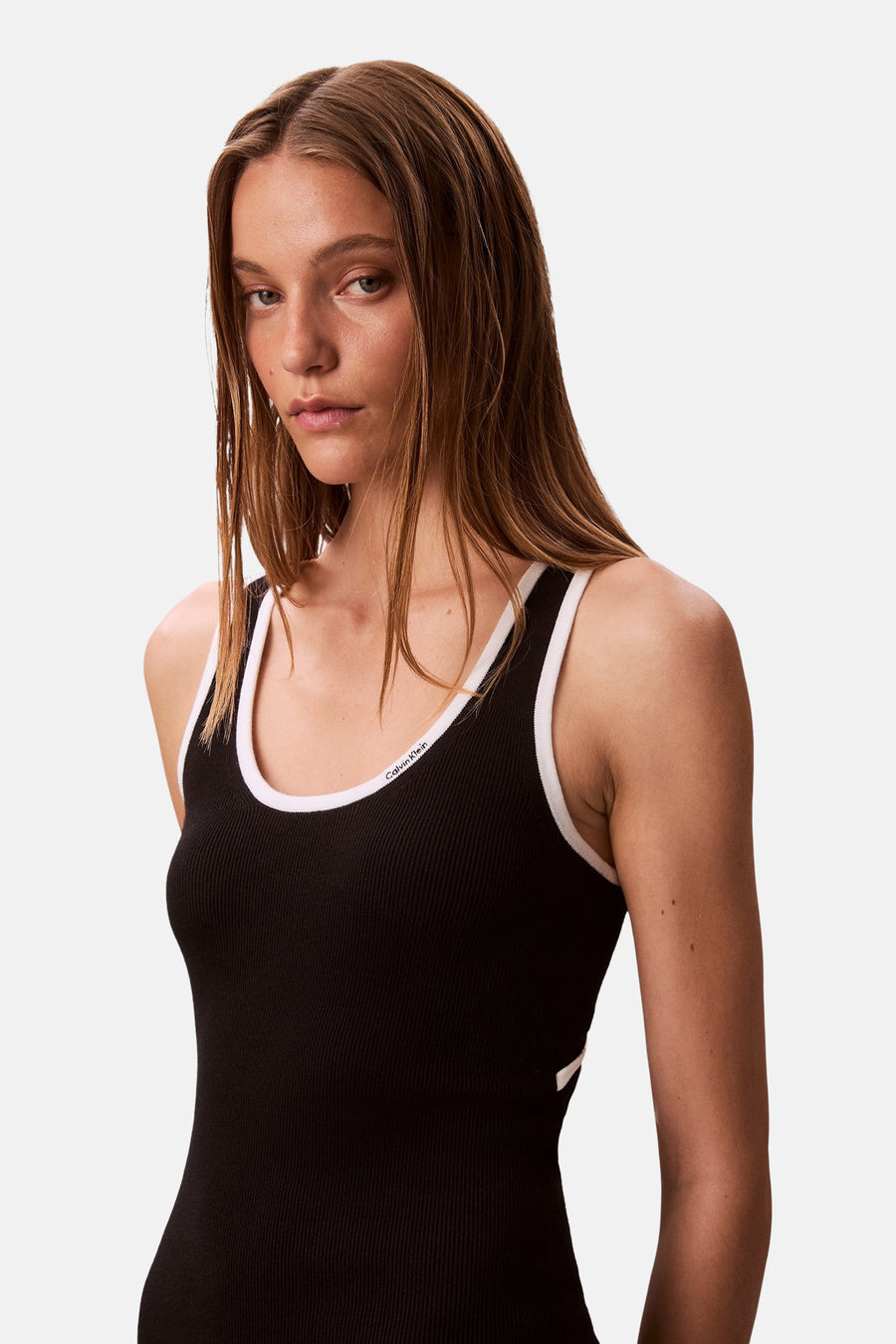 Zwart geribd korte jurk van Calvin Klein, witte bies rond de halslijn en armsgaten.