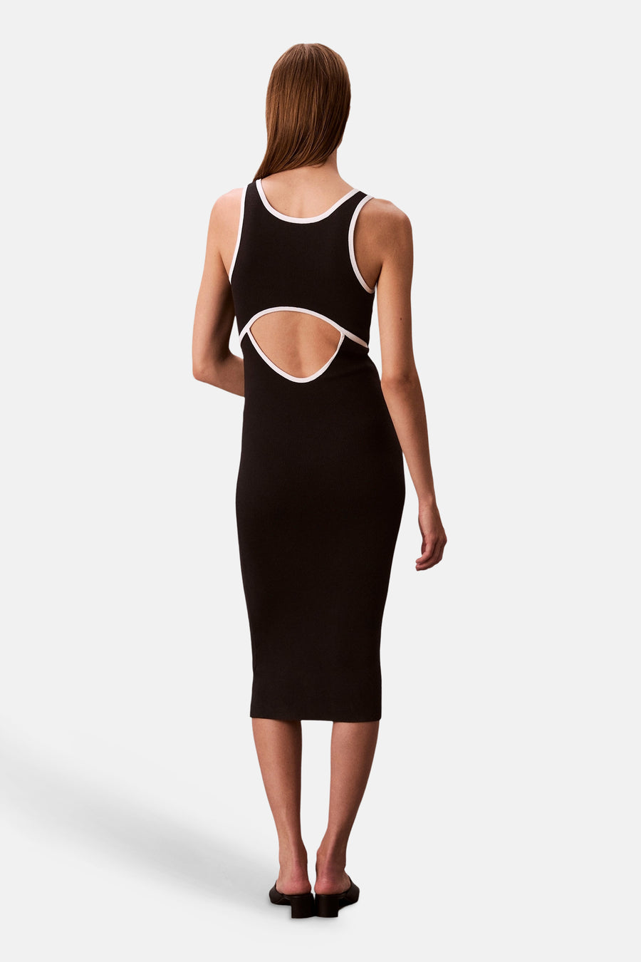 Zwarte korte jurk met korte mouwen van Calvin Klein, met halternekdetail en witte bies.