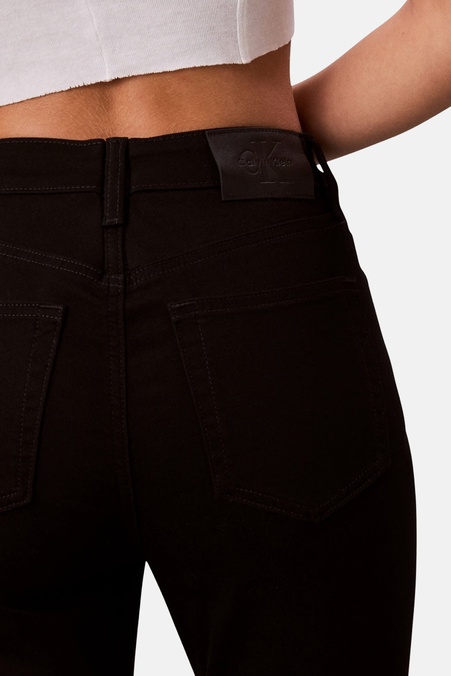 Jean skinny noir en denim de Calvin Klein avec patch logo à l'arrière et coutures ton sur ton.