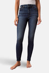 Jean skinny en denim bleu moyen de Calvin Klein, porté avec un t-shirt blanc.
