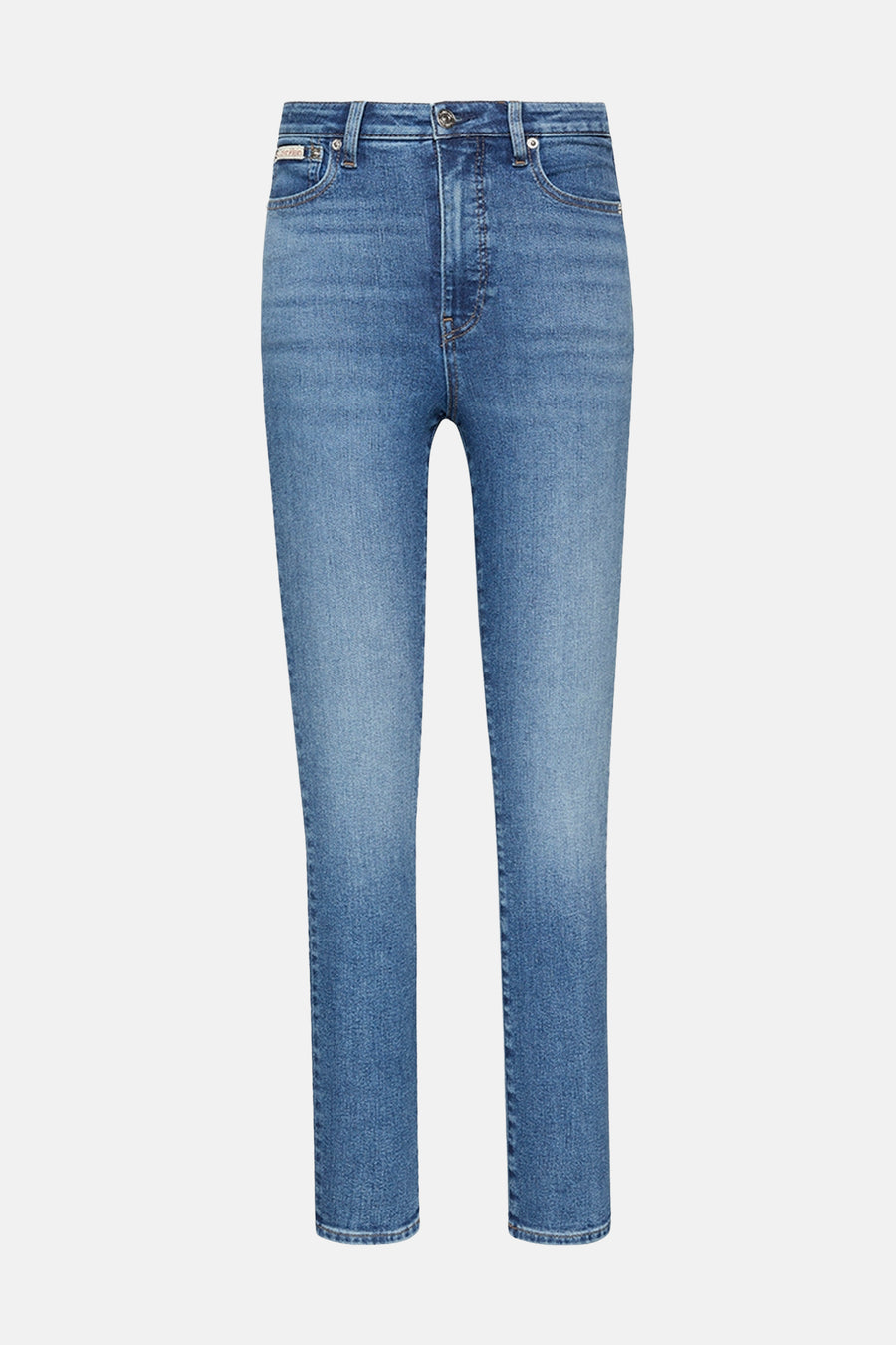 Jean skinny bleu denim par Calvin Klein, coupe ajustée, sur fond uni.