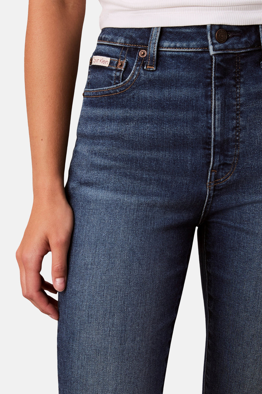 Jean skinny en denim bleu moyen de Calvin Klein, avec une taille mi-haute et une texture légèrement délavée.