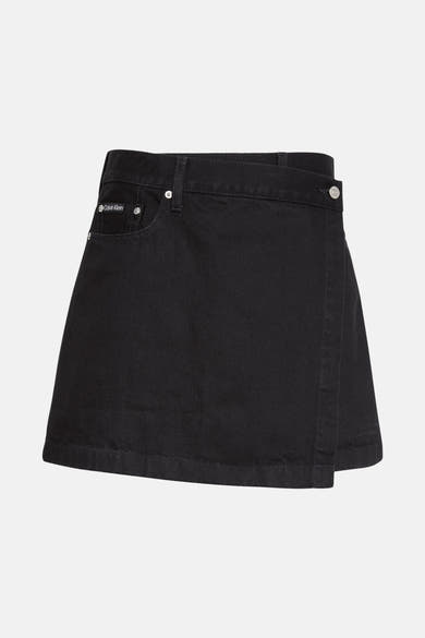 Zwarte denim minirok van Calvin Klein, met voorzakken en asymmetrische wikkelrok.