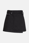 Zwarte denim minirok van Calvin Klein, met voorzakken en asymmetrische wikkelrok.
