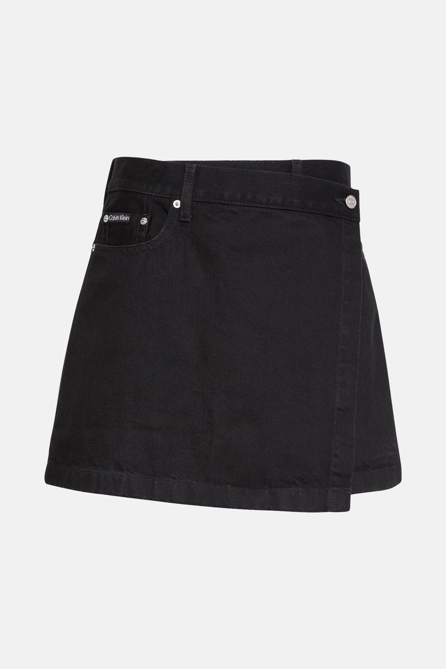 Zwarte denim minirok van Calvin Klein, met voorzakken en asymmetrische wikkelrok.