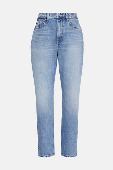 Jean mom en denim bleu moyen de Calvin Klein, coupe droite, sur fond uni.