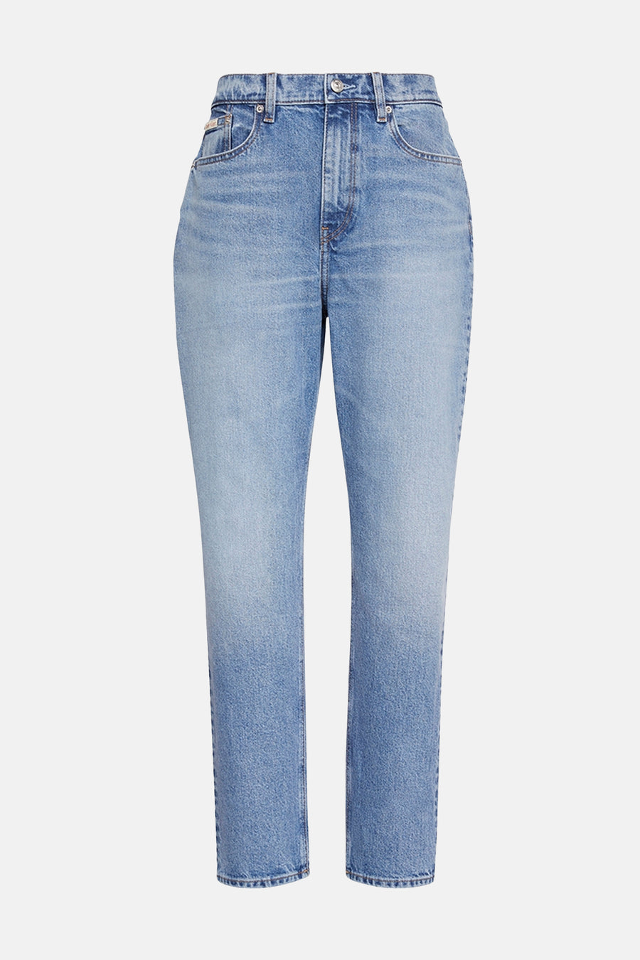 Jean mom en denim bleu moyen de Calvin Klein, coupe droite, sur fond uni.