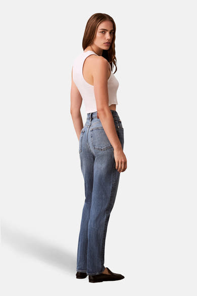 Jean Mom en denim bleu moyen de Calvin Klein, avec une coupe droite et une taille haute.
